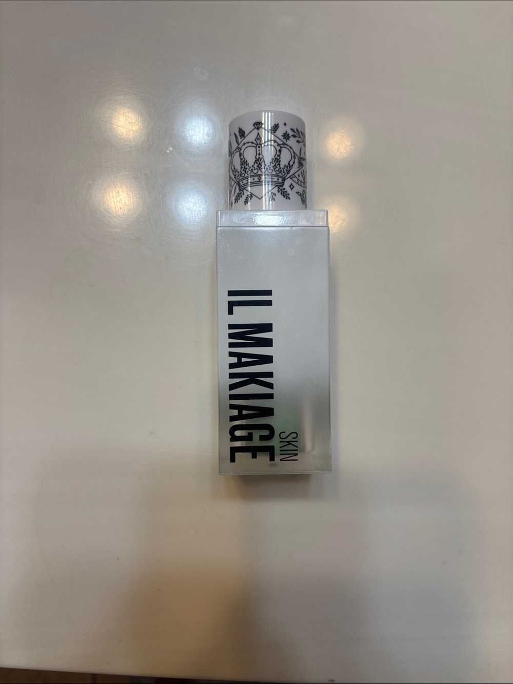 IL MAKIAGE Skin Hydrating Serum - White and Black Accents